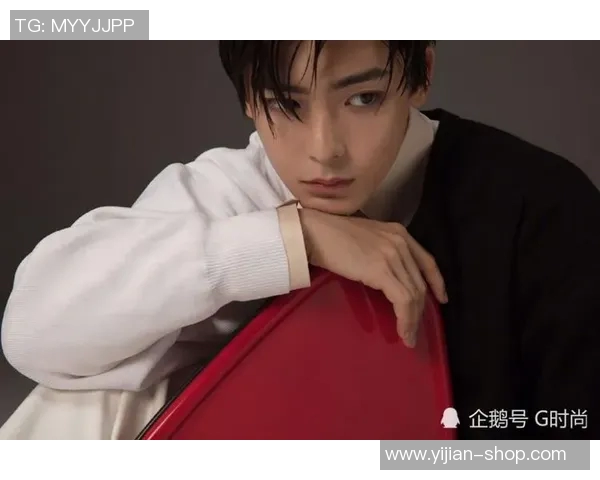 足球明星时尚新宠帽衫搭配展现个性与运动魅力